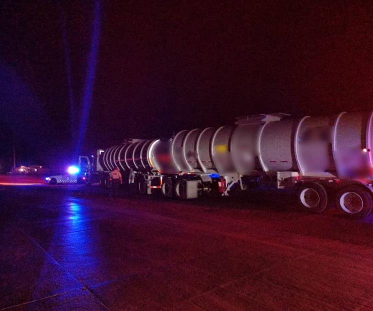 Aseguran tráiler con 65 mil litros de hidrocarburo en Linares