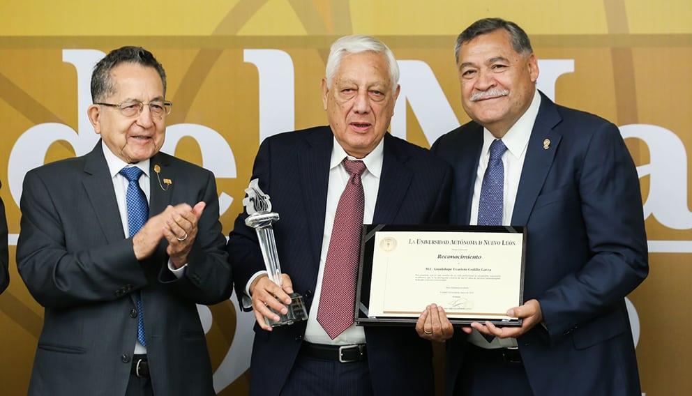 Reconocen a maestros universitarios