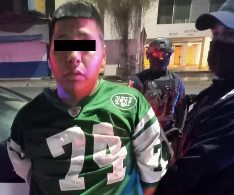 Arrestan a pareja por robar celular a una persona