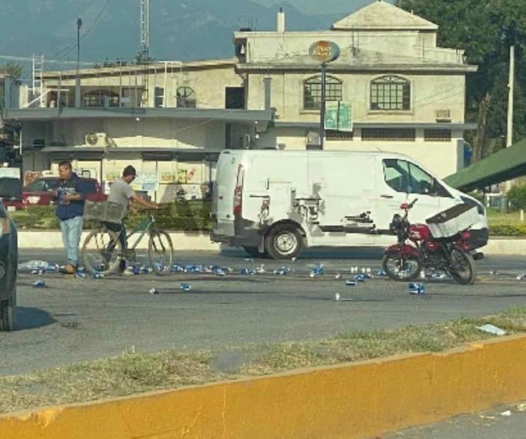 Tira camión de cerveza producto, hacen rapiña