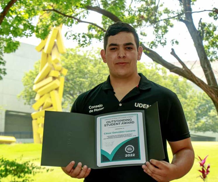Premian integridad de alumno de la UDEM