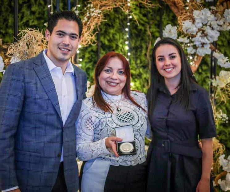 Entrega Santiago Medalla al Mérito Docente