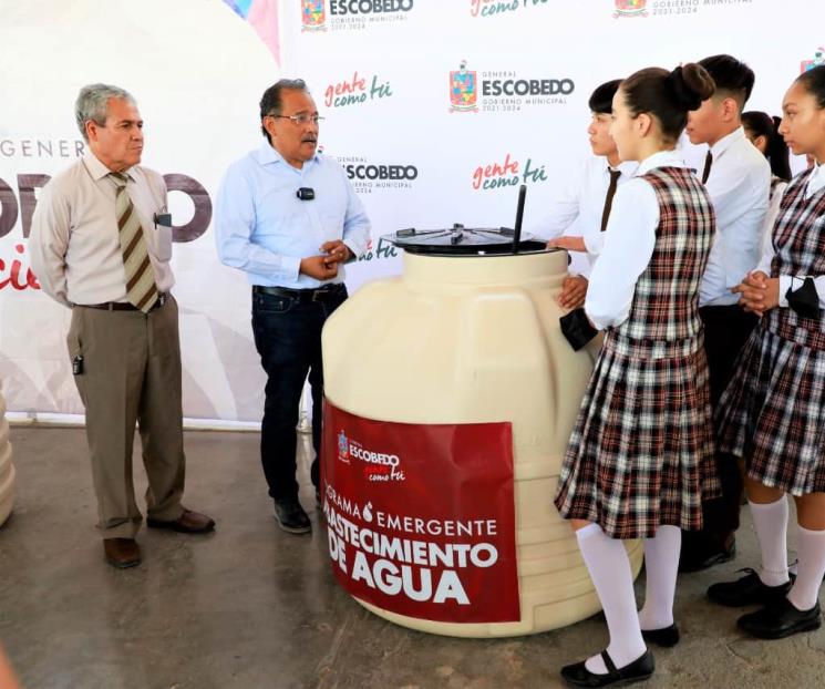Entrega Escobedo tinacos en escuelas