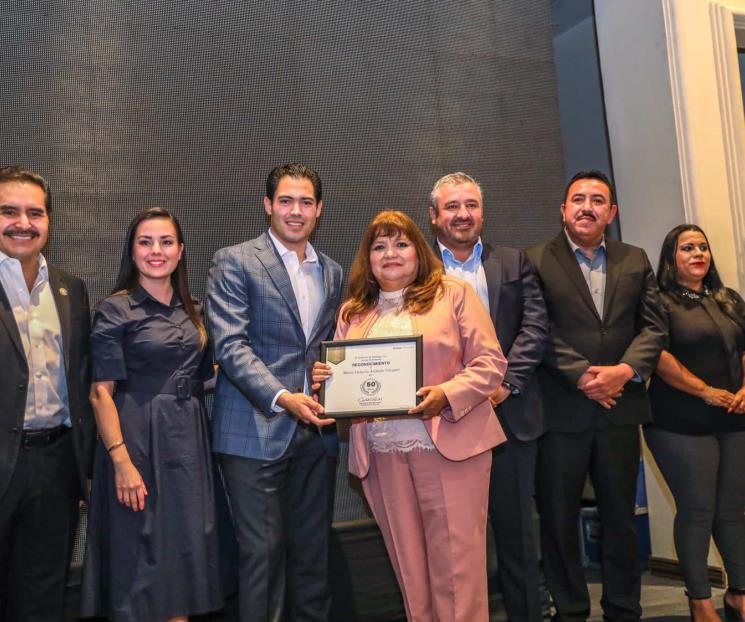 Reconocen labor de maestros en Santiago con medalla