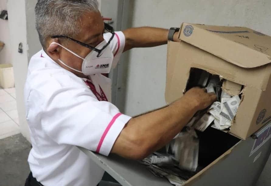 Destruye INE NL credenciales de elector