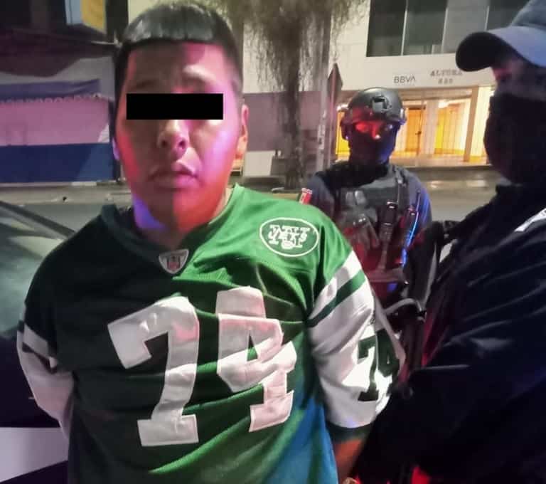 En el momento que asaltaban a un transeúnte al que le quitaron su teléfono celular, dos jóvenes fueron detenidos