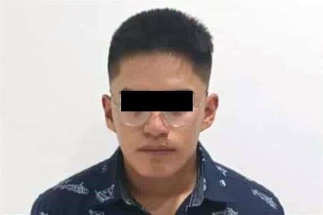 Llevaba ocultos bajo su camisa, cuatro pantalones, que acababa de robar.