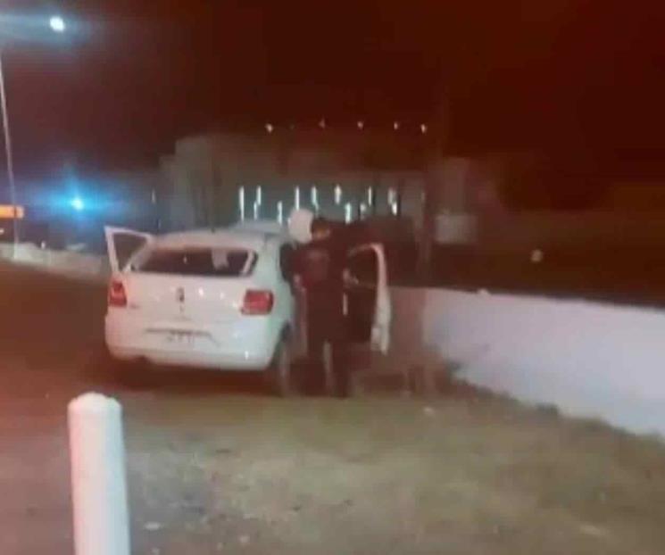 Se estrella auto contra muro en Carretera Nacional