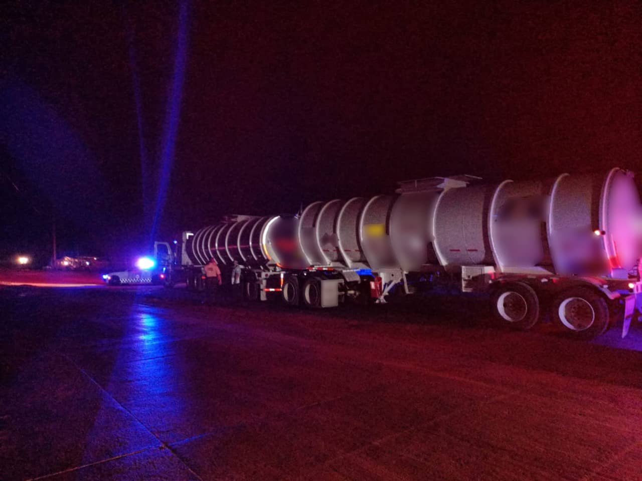 Encontraron un tráiler abandonado, con dos remolques con 65 mil litros de hidrocarburo en una brecha