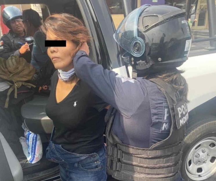 Detienen a pareja por conducir auto robado