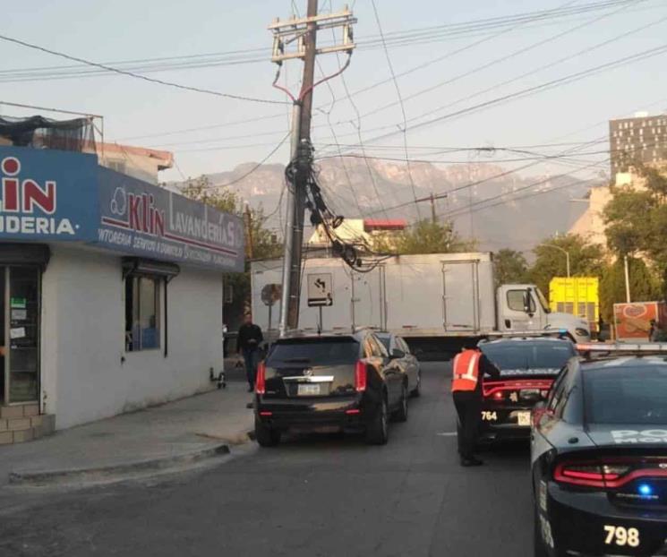 Derriba camión cables de luz en Monterrey