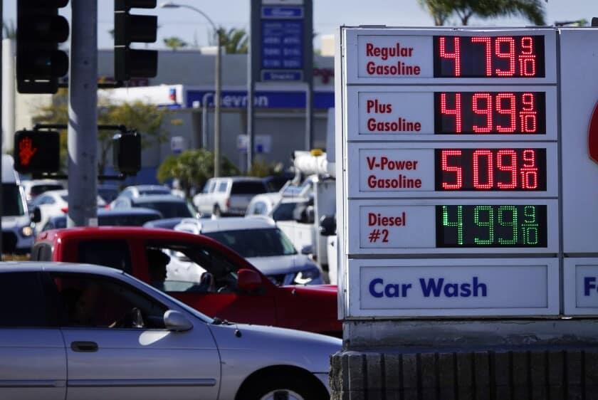 Por las nubes, gasolina en EU; rebasa los 32 pesos