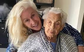 Hospitalizan a abuela de Laura Zapata