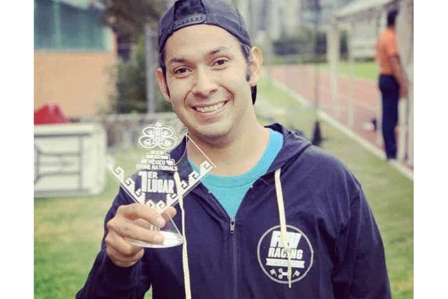 Ingeniero de día, piloto de drones de carrera de noche