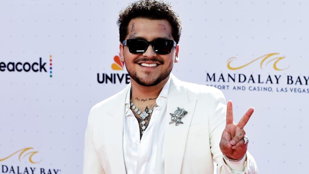 Christian Nodal exhibe a Belinda