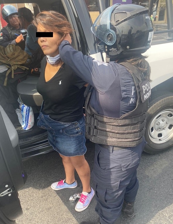 Arrestan a pareja en el momento en que circulaban en un vehículo robado