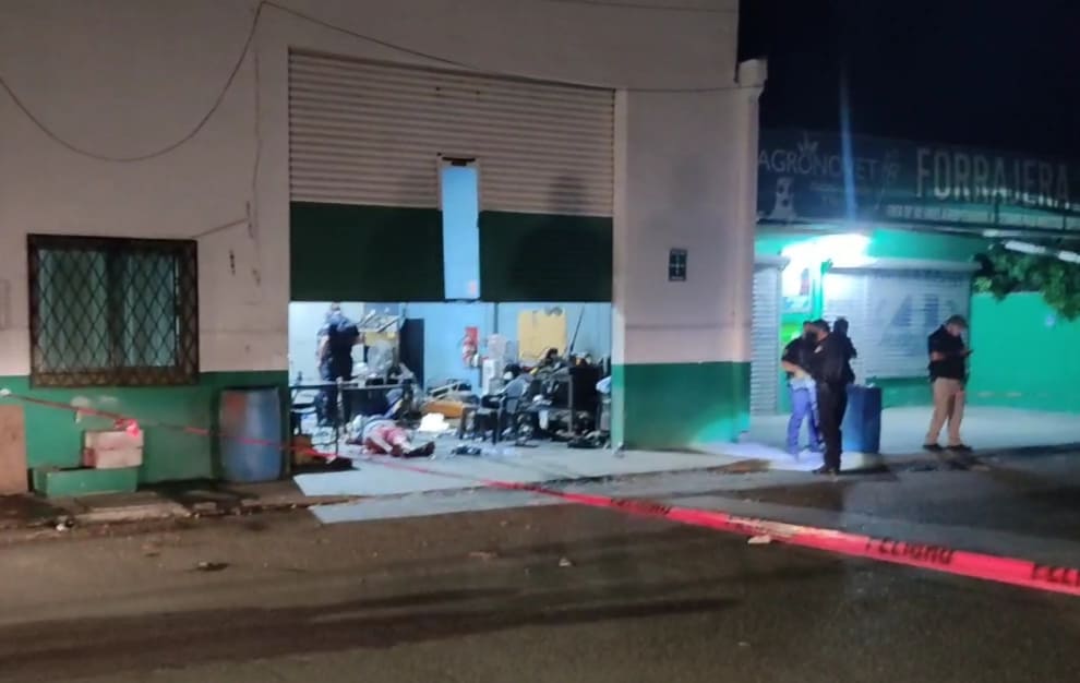 Una persona sin vida y tres lesionados dejó la madrugada de ayer un ataque a balazos en un taller en Cadereyta