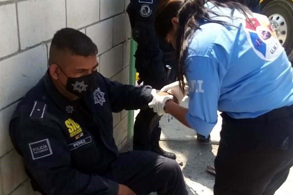 Un oficial de la policía terminó con diversas lesiones, después de volcarse la unidad en que viajaba al ser impactado por un camión recolector de basura