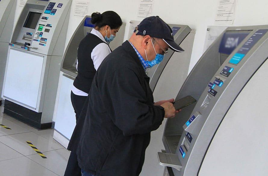 Busca eliminar cobro comisiones en cajeros a adultos mayores