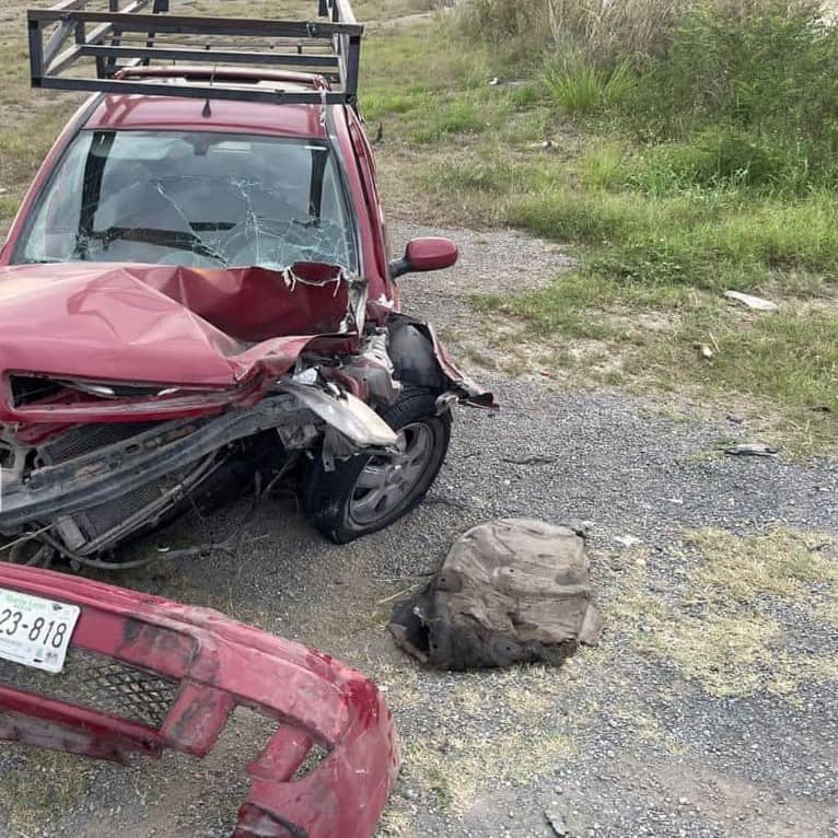 Un hombre terminó con diversas lesiones, después de estrellarse por alcance contra un camión de volteo