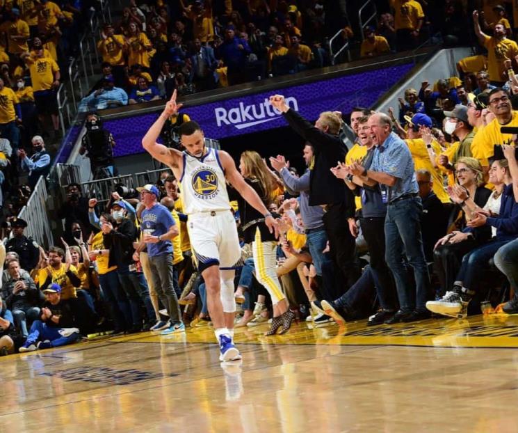Se ponen Warriors  2-0 sobre Mavericks