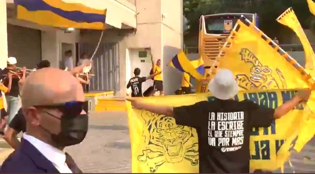 Afición mostró apoyo a Tigres desde el hotel Afición mostró apoyo a Tigres desde el hotel