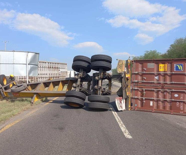 Vuelca tráiler en Montemorelos
