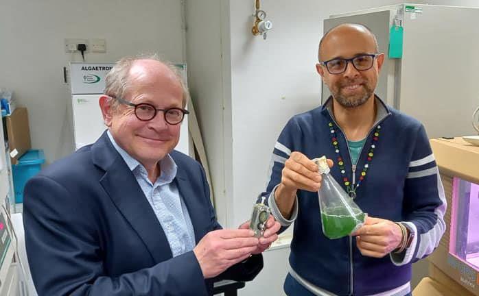 La computadora cuya energía proviene de un cubo con algas