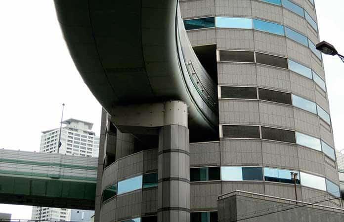 Gate Tower Building y la autopista que atraviesa un edificio