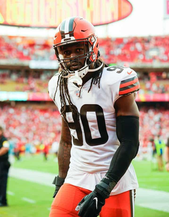Retiene Cleveland a Clowney