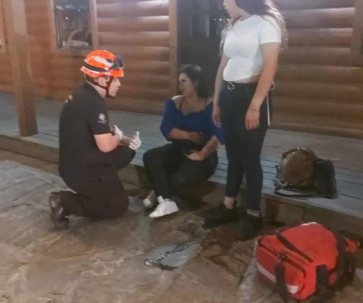 Volcadura deja a conductora lesionada