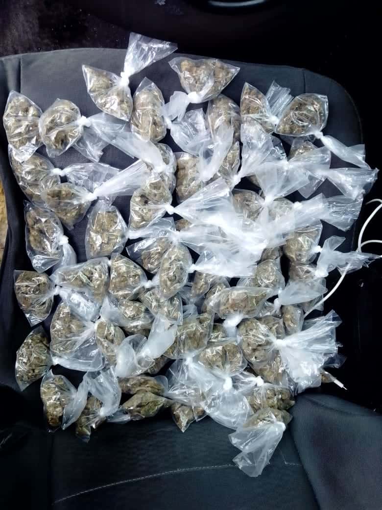 Detienen a dos jóvenes, que fueron sorprendidos con varias dosis de mariguana y cocaína