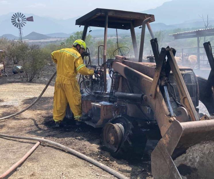 Acaba fuego con retroexcavadora