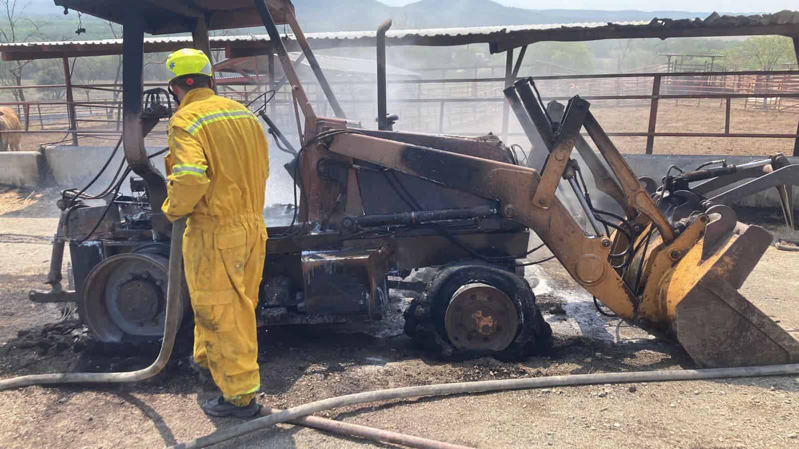 Además de cubrir el fuego por completo la pesada máquina, también se extendió el incendio hacia la maleza
