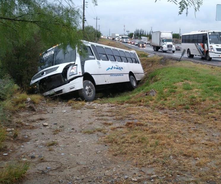Cae a barranco camión de personal en Ciénega de Flores