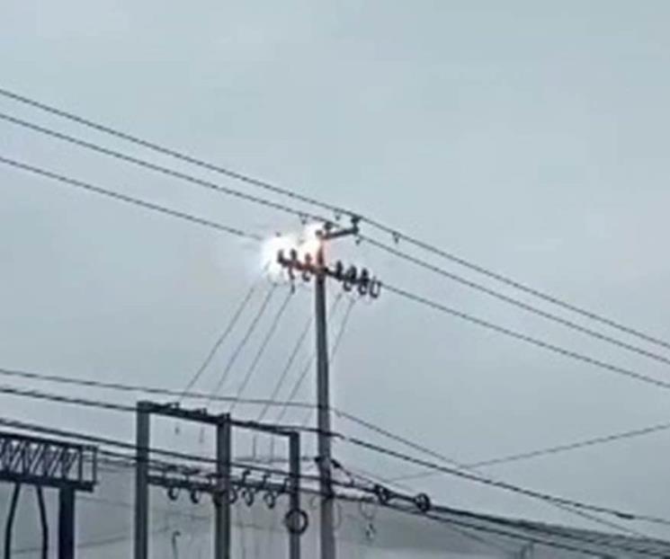 Explota transformador frente a fábrica en Apodaca
