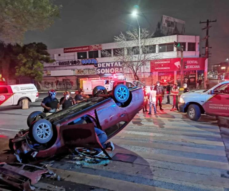 Vuelca auto en Centro de Monterrey