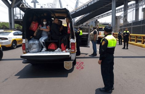 Manifestantes cierran entradas al AICM