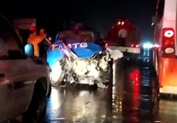 El conductor de una pipa de gas falleció luego de chocar contra un tráiler al invadir el carril contrario