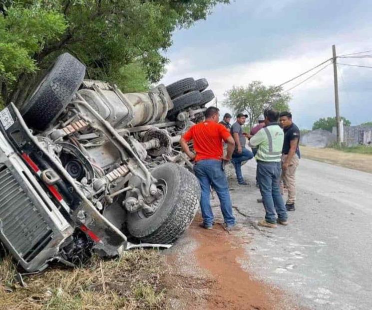 Conductor resulta lesionado tras volcar camión en Allende