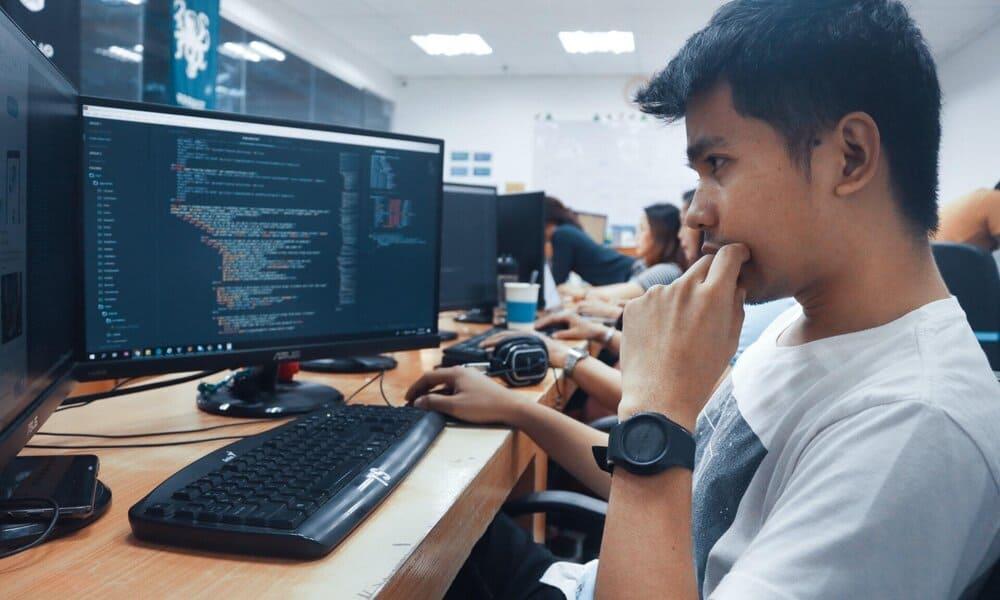 JavaScript y Python encabezan  lenguajes de programación