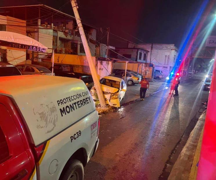 Deja sin luz a colonia tras estrellarse con postes en Mty