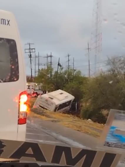 Un transporte de personal cayó en un pequeño barranco, dejando un saldo de diez trabajadores lesionados