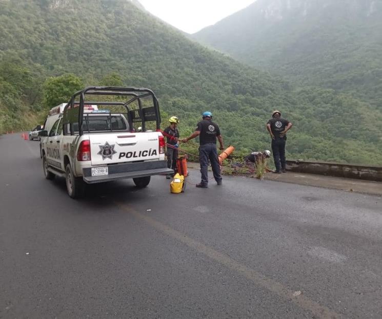 Cae a barranco con todo y camioneta