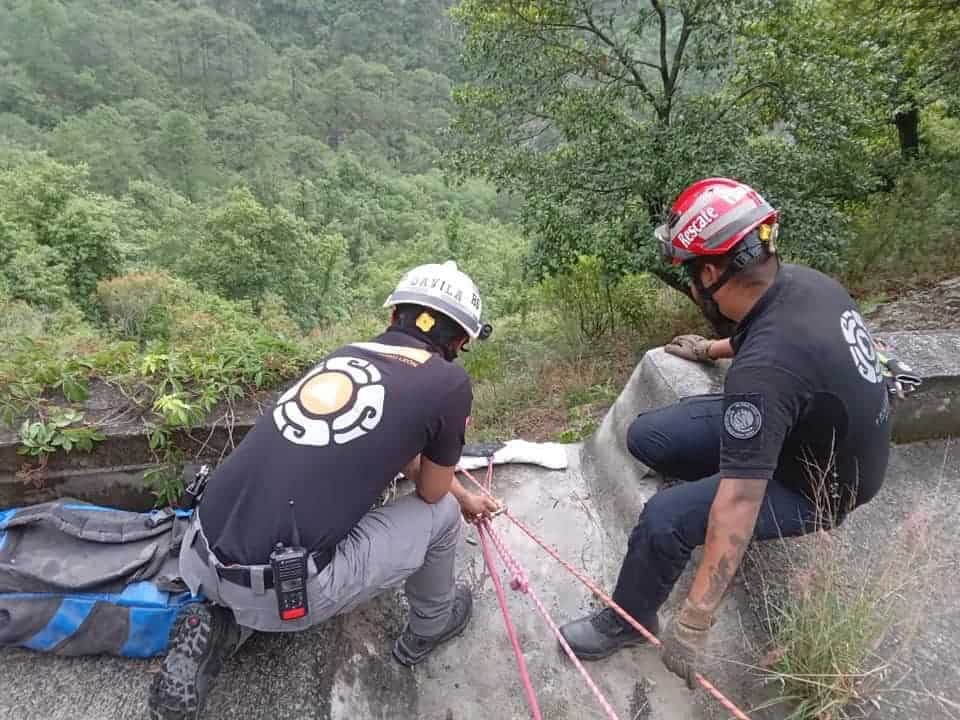 La mujer se encuentra en estado grave, después de caer en su camioneta en un barranco de 100 metros de profundidad