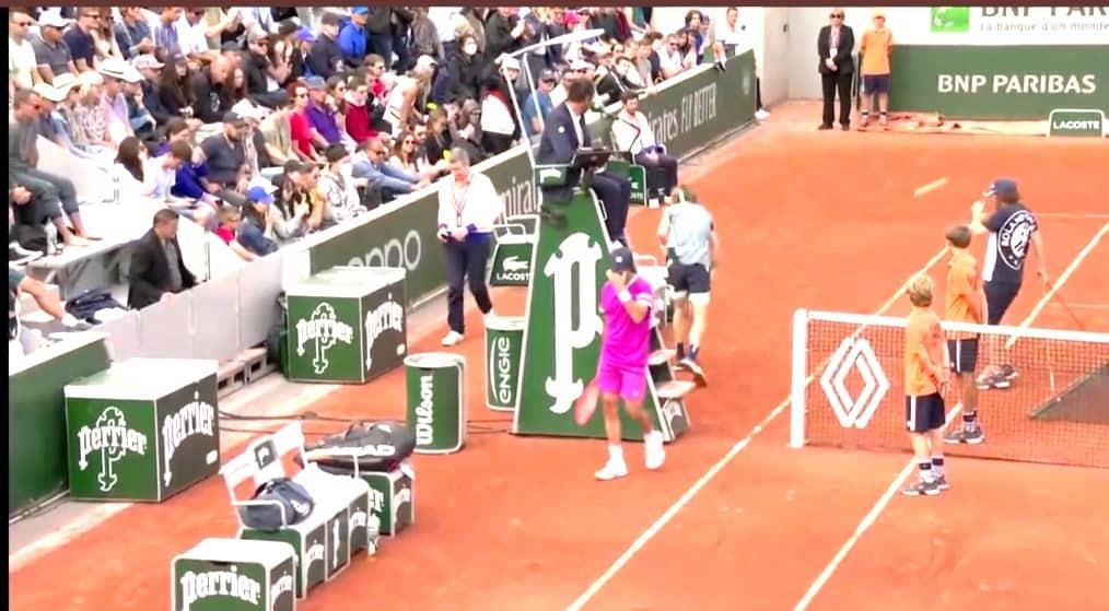 Pierde Rublev los estribos y casi lastima a cuidador