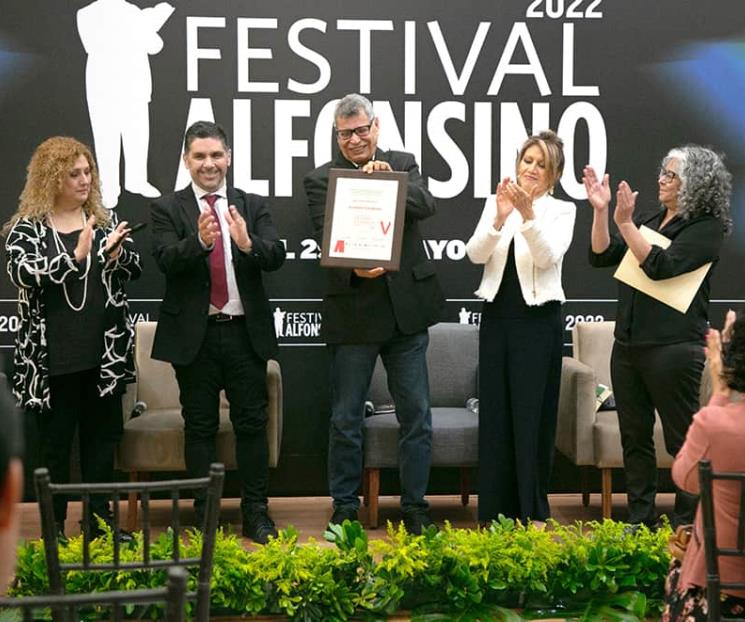 Recibe Alfredo Espinosa premio de poesía
