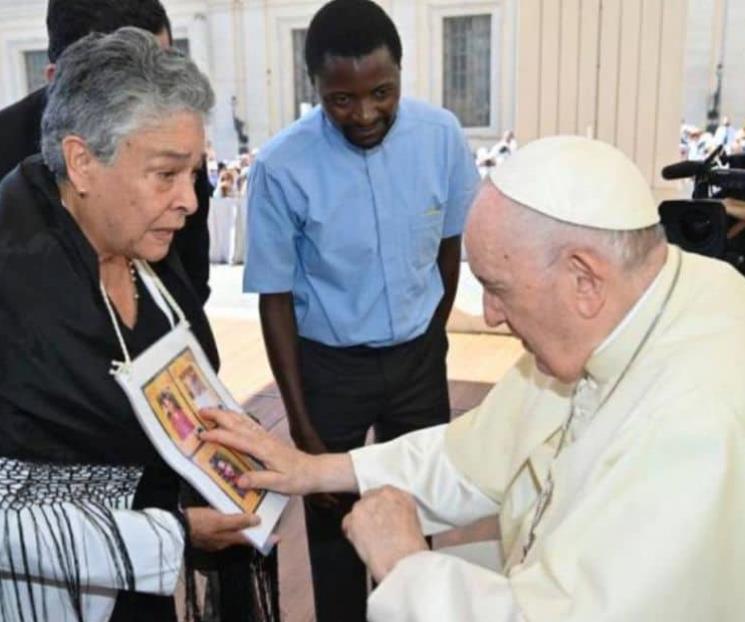 Papa Francisco bendice a madre buscadora mexicana