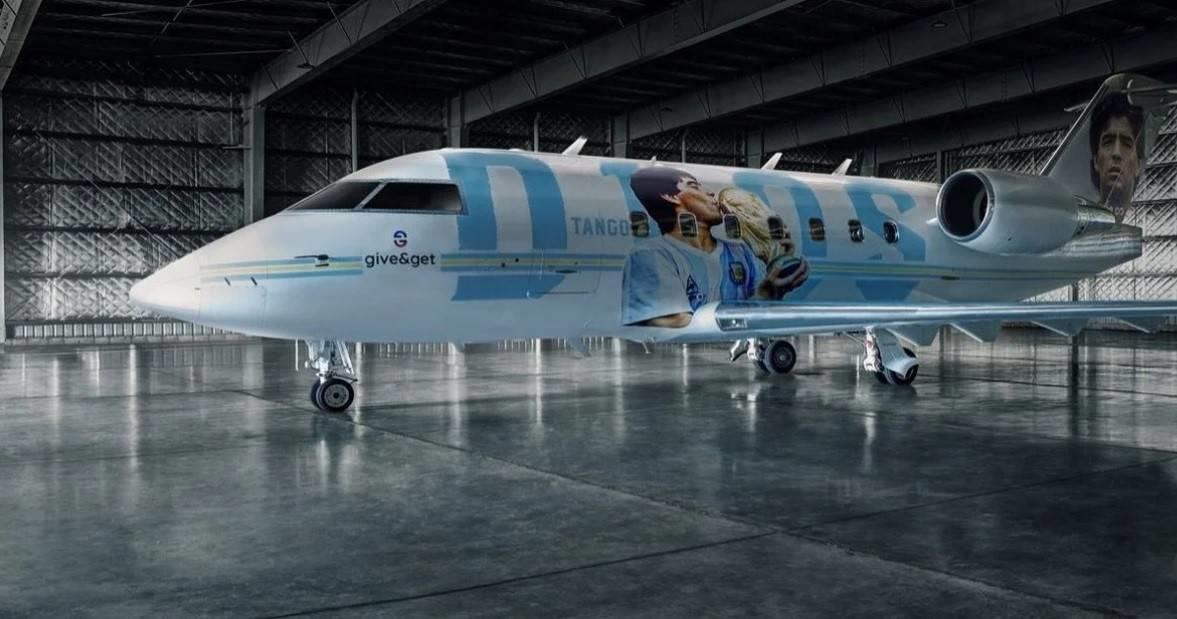 Presentan avión en homenaje a Maradona 