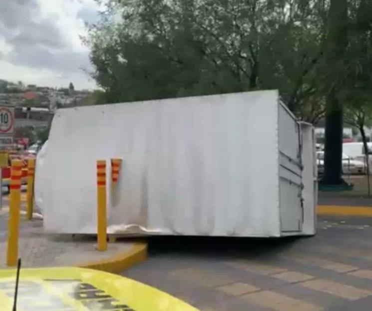 Volcadura deja un lesionado en Av. Lázaro Cárdenas